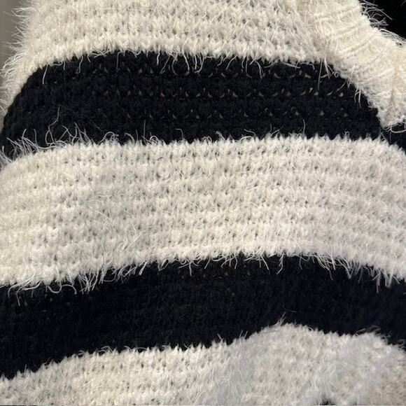 POL Hooded Chunky Eyelash Striped Pullover Sweater Size: Small Black/White - Picture 7 of 10